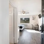La Royal Viking Apartments