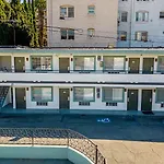 La Royal Viking Apartments